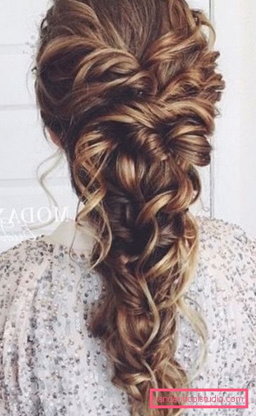 Acconciature per ballo su capelli medi Acconciature leggere e belle per ballo per capelli medi
