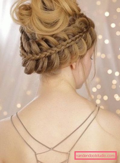 Acconciature per ballo su capelli medi Acconciature leggere e belle per ballo per capelli medi