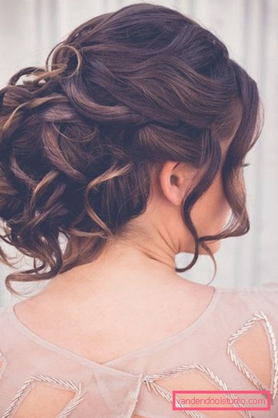 Acconciature per ballo su capelli medi Acconciature leggere e belle per ballo per capelli medi