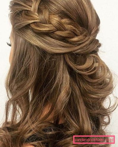 Acconciature per ballo su capelli medi Acconciature leggere e belle per ballo per capelli medi