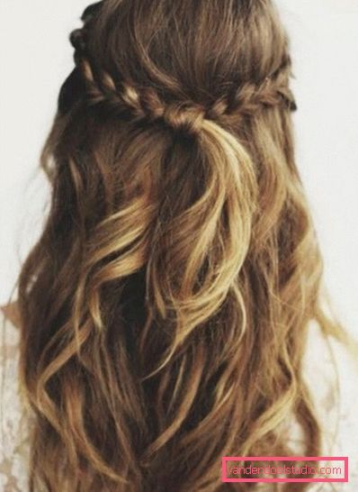Acconciature per ballo su capelli medi Acconciature leggere e belle per ballo per capelli medi