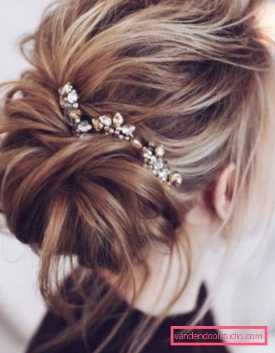 Acconciature per ballo su capelli medi Acconciature leggere e belle per ballo per capelli medi