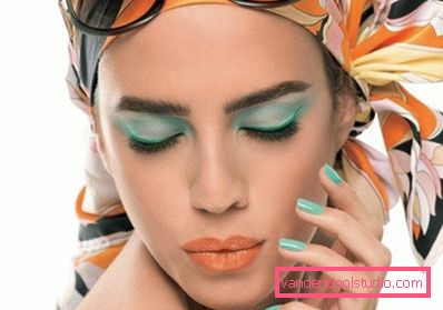 Ombre blu sulle palpebre, rossetto arancione sulle labbra Ombre blu sulle palpebre, rossetto arancione sulle labbra