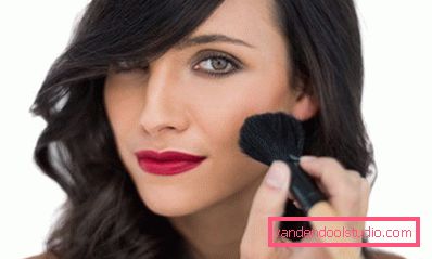 la ragazza dipinge con un viso roseo e roseo la ragazza dipinge con un viso roseo e roseo