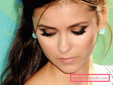 Nina Dobrev con il trucco degli occhi da sera