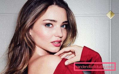Miranda Kerr con rossetto rosa Miranda Kerr con rossetto rosa