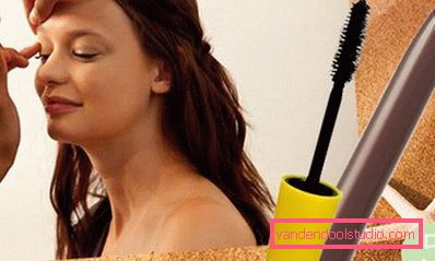mascara e matita impermeabili sulla spiaggia mascara e matita impermeabili sulla spiaggia
