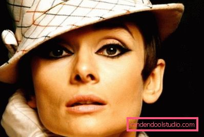 Audrey Hepburn compone