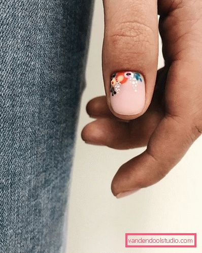 Minimalismo sulle unghie