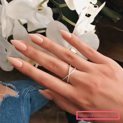 Bella manicure sulle unghie affilate 2019-2020