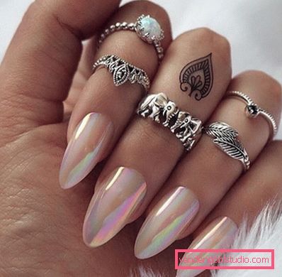 Bella manicure sulle unghie affilate 2019-2020