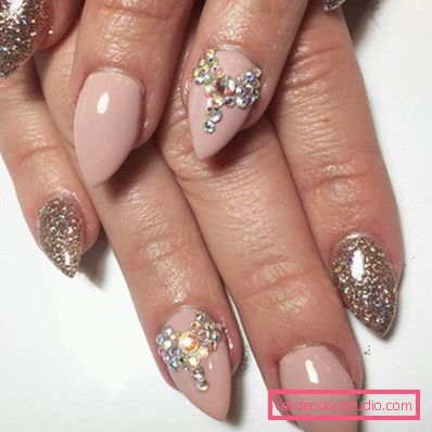 Bella manicure sulle unghie affilate 2019-2020