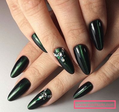 Bella manicure sulle unghie affilate 2019-2020