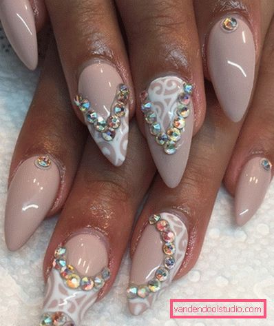 Bella manicure sulle unghie affilate 2019-2020