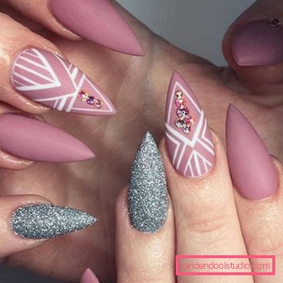 Bella manicure sulle unghie affilate 2019-2020