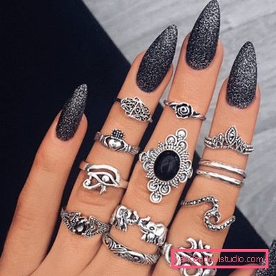Bella manicure sulle unghie affilate 2019-2020