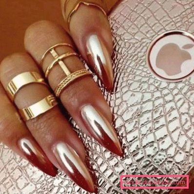 Bella manicure sulle unghie affilate 2019-2020