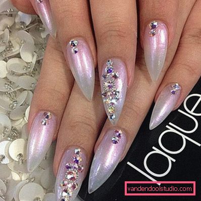 Bella manicure sulle unghie affilate 2019-2020
