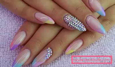 Bella manicure sulle unghie affilate 2019-2020