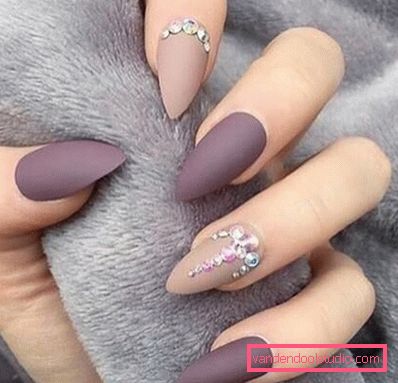 Bella manicure sulle unghie affilate 2019-2020