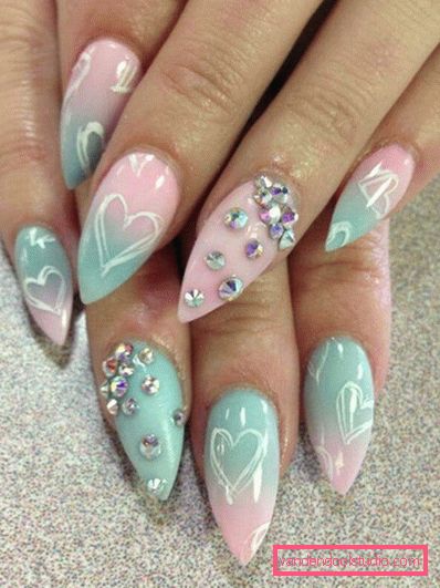 Bella manicure sulle unghie affilate 2019-2020