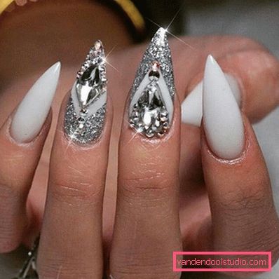 Bella manicure sulle unghie affilate 2019-2020