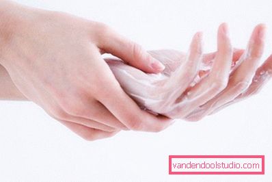 applicazione della composizione sulle mani applicazione della composizione sulle mani