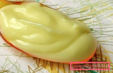 miscela di banana su un cucchiaio miscela di banana su un cucchiaio
