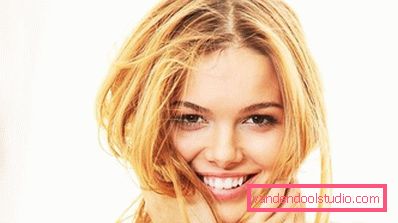 ragazza con i capelli asciutti ragazza con i capelli asciutti