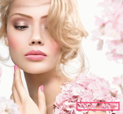 bionda a colori con un trucco carino bionda a colori con un trucco carino
