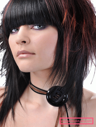 Tagli di capelli multistrato per capelli medi con frangia e senza - foto