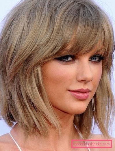 Tagli di capelli multistrato per capelli medi con frangia e senza - foto