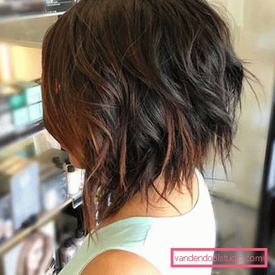 Tagli di capelli multistrato per capelli medi con frangia e senza - foto