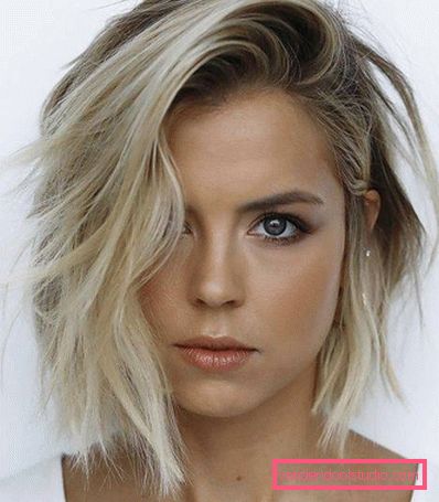 Tagli di capelli multistrato per capelli medi con frangia e senza - foto