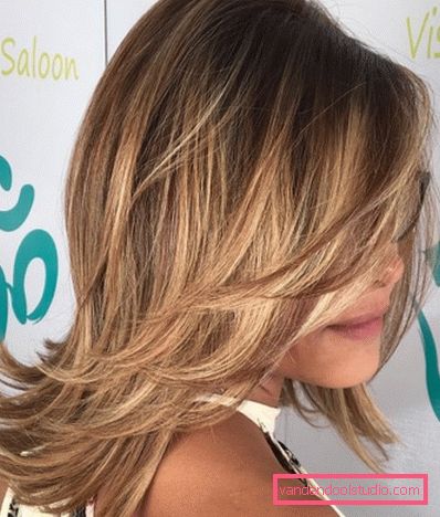 Tagli di capelli multistrato per capelli medi con frangia e senza - foto