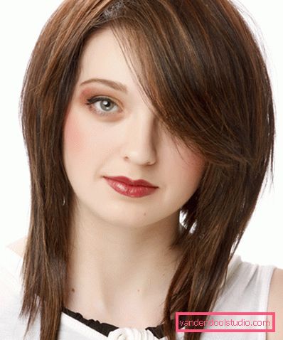 Tagli di capelli multistrato per capelli medi con frangia e senza - foto