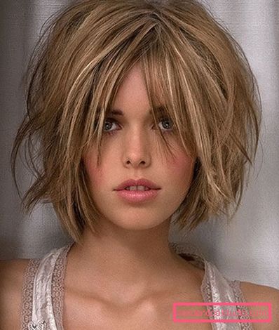 Tagli di capelli multistrato per capelli medi con frangia e senza - foto
