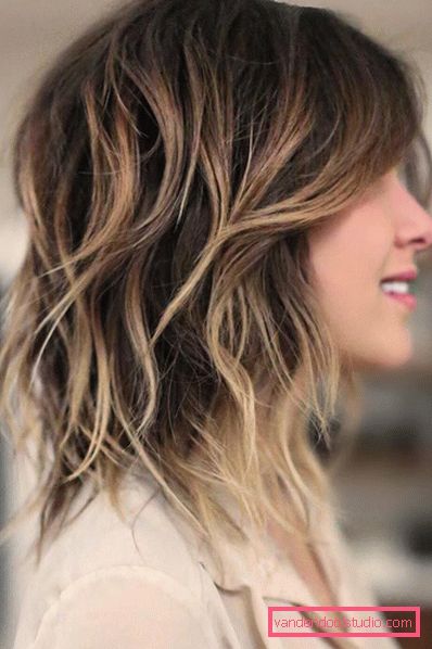 Tagli di capelli multistrato per capelli medi con frangia e senza - foto