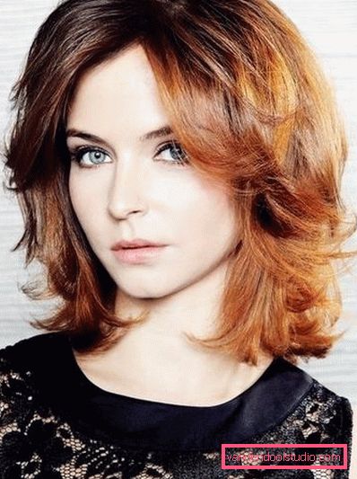 Tagli di capelli multistrato per capelli medi con frangia e senza - foto