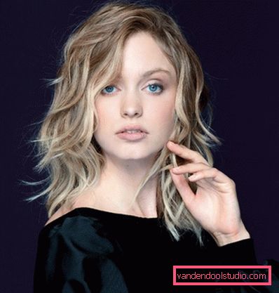 Tagli di capelli multistrato per capelli medi con frangia e senza - foto