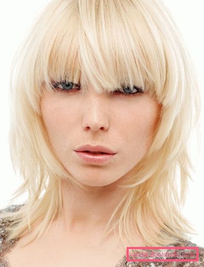 Taglio di capelli modello femminile Taglio di capelli modello femminile