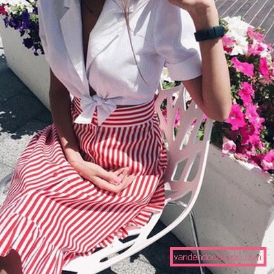 Elegante estate sull'esempio dell'estate più alla moda guarda 2019-2020 - tendenze fotografiche