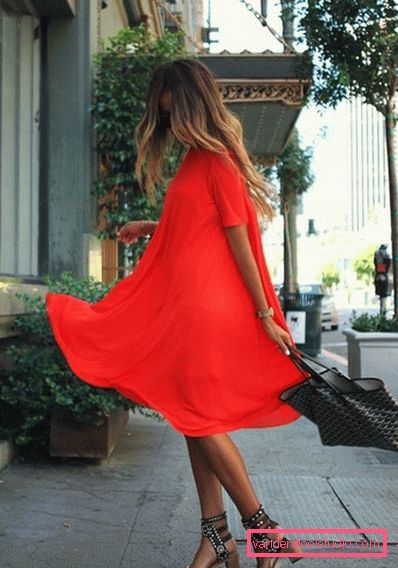 Elegante estate sull'esempio dell'estate più alla moda guarda 2019-2020 - tendenze fotografiche