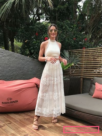 Elegante estate sull'esempio dell'estate più alla moda guarda 2019-2020 - tendenze fotografiche