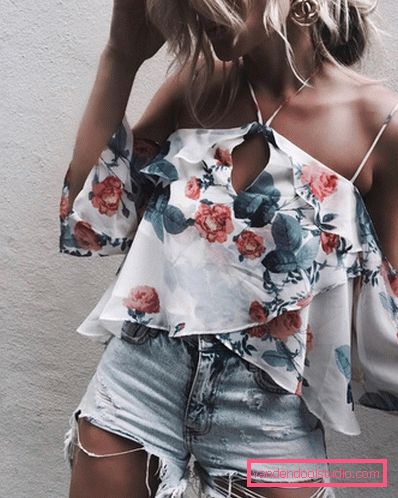 Elegante estate sull'esempio dell'estate più alla moda guarda 2019-2020 - tendenze fotografiche