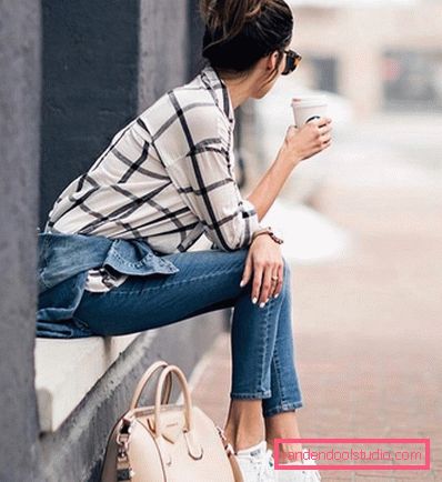 Elegante estate sull'esempio dell'estate più alla moda guarda 2019-2020 - tendenze fotografiche