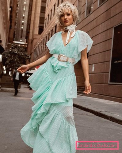 Elegante estate sull'esempio dell'estate più alla moda guarda 2019-2020 - tendenze fotografiche