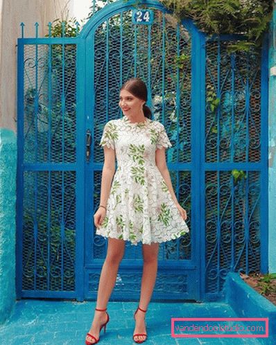 Elegante estate sull'esempio dell'estate più alla moda guarda 2019-2020 - tendenze fotografiche