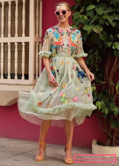 Elegante estate sull'esempio dell'estate più alla moda guarda 2019-2020 - tendenze fotografiche