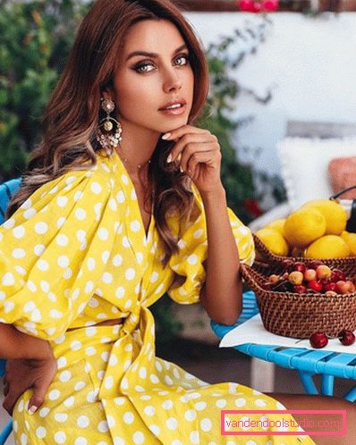 Elegante estate sull'esempio dell'estate più alla moda guarda 2019-2020 - tendenze fotografiche